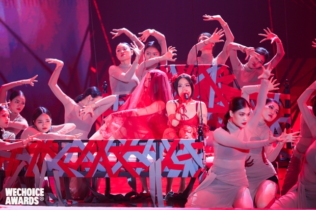 Hồ Ngọc Hà - tlinh lần đầu “đọ giọng với màn tráo hit, khiến khán giả “nghẹt thở với sân khấu nóng bỏng tại Gala WeChoice - Ảnh 6.