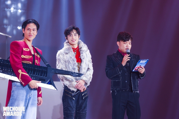 “Tổ hợp đỉnh lưu Gen Z Grey D - HIEUTHUHAI - Wren Evans - Obito - 2pillz làm bùng nổ sân khấu, khép lại Gala WeChoice đầy cảm xúc - Ảnh 5.