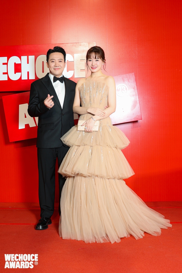Bắt trọn khoảnh khắc Trấn Thành mê Hari Won ra mặt tại WeChoice: Làm cameraman nhiệt tình, vợ quăng miếng là cười mồi theo - Ảnh 3.
