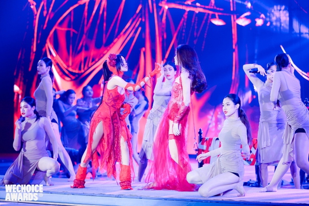Hồ Ngọc Hà - tlinh lần đầu “đọ giọng với màn tráo hit, khiến khán giả “nghẹt thở với sân khấu nóng bỏng tại Gala WeChoice - Ảnh 4.