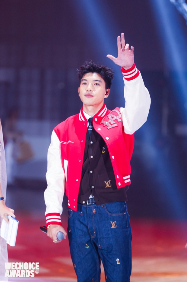 “Tổ hợp đỉnh lưu Gen Z Grey D - HIEUTHUHAI - Wren Evans - Obito - 2pillz làm bùng nổ sân khấu, khép lại Gala WeChoice đầy cảm xúc - Ảnh 3.