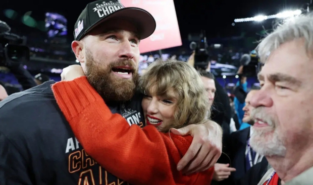 Clip 4.7 million views: Taylor Swift locked lips with her boyfriend in the middle of a live broadcast to celebrate the historic victory that paved the way to the Super Bowl, eliminating the curse of love - Photo 8.