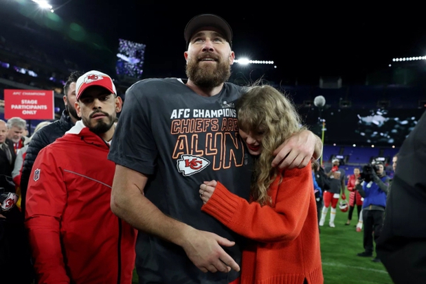 Clip 4.7 million views: Taylor Swift locked lips with her boyfriend in the middle of a live broadcast to celebrate the historic victory that paved the way to the Super Bowl, eliminating the curse of love - Photo 16.