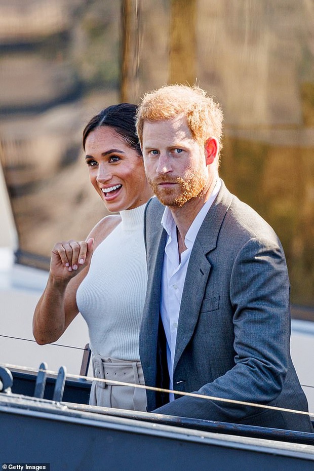 Harry và Meghan nhận tin cảnh báo an ninh ớn lạnh từ cảnh sát về dinh thự triệu USD khi đang ở nước ngoài - Ảnh 1.