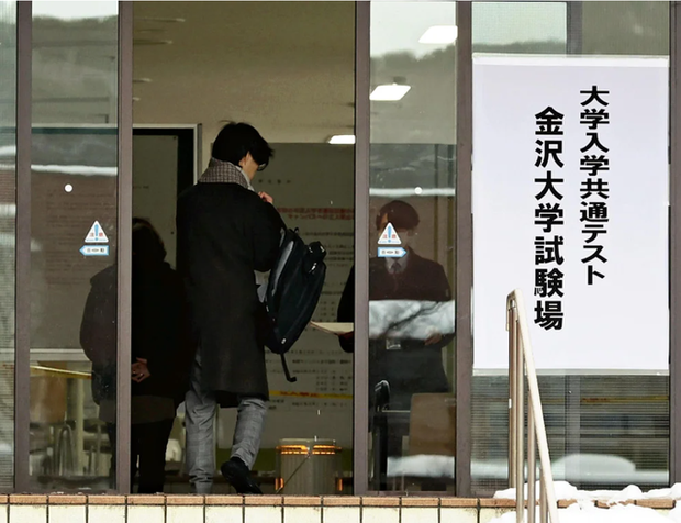 Chùm ảnh kỳ thi ĐH đặc biệt tại Nhật Bản: Thí sinh phải đợi 2 tuần mới được tham gia vì động đất - Ảnh 3.