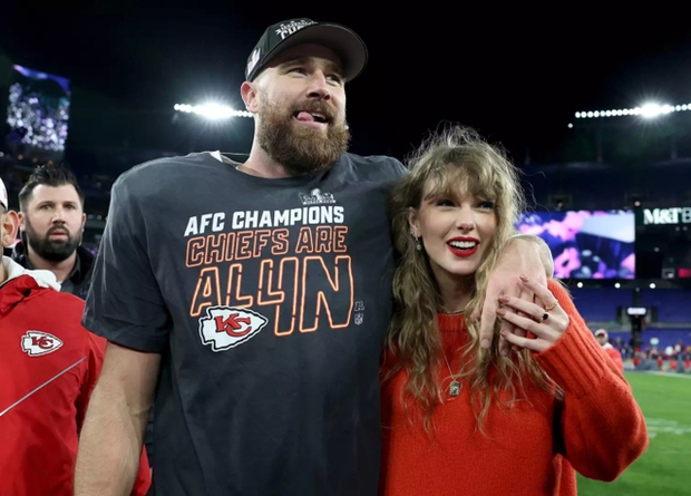 Clip 4.7 million views: Taylor Swift locked lips with her boyfriend in the middle of a live broadcast to celebrate the historic victory that paved the way to the Super Bowl, eliminating the curse of love - Photo 10.