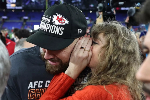 Clip 4.7 million views: Taylor Swift locked lips with her boyfriend in the middle of a live broadcast to celebrate the historic victory that paved the way to the Super Bowl, eliminating the curse of love - Photo 9.