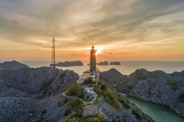 Tận mắt chiêm ngưỡng ngọn hải đăng cổ bậc nhất Việt Nam nằm trên đảo hoang sơ