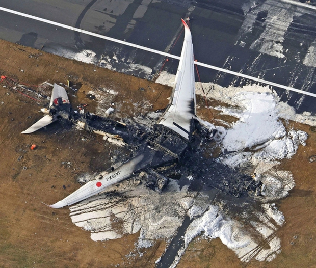 Toàn cảnh vụ máy bay Nhật Bản phát nổ: Cú va chạm kinh hoàng trên đường băng và phép màu 90 giây giúp cứu sống gần 400 hành khách - Ảnh 5.