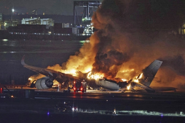 Vì sao không có ai gặp nạn trên máy bay Japan Airlines bốc cháy? Quy tắc “viết bằng máu” đã cứu mạng 379 người - Ảnh 1.