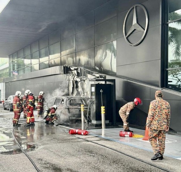 Xe điện Mercedes bất ngờ bốc cháy khi đang sạc: Trớ trêu nhất là nơi xảy ra hỏa hoạn - Ảnh 1.