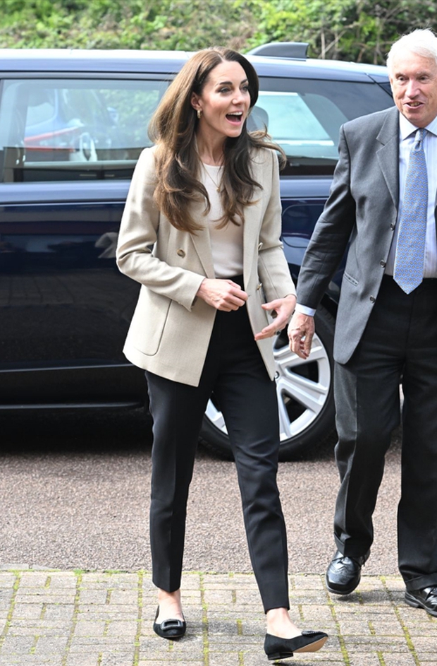Vương phi Kate Middleton gợi ý 10 cách mặc quần ống đứng chuẩn thanh lịch cho phụ nữ trên 40 tuổi - Ảnh 8.