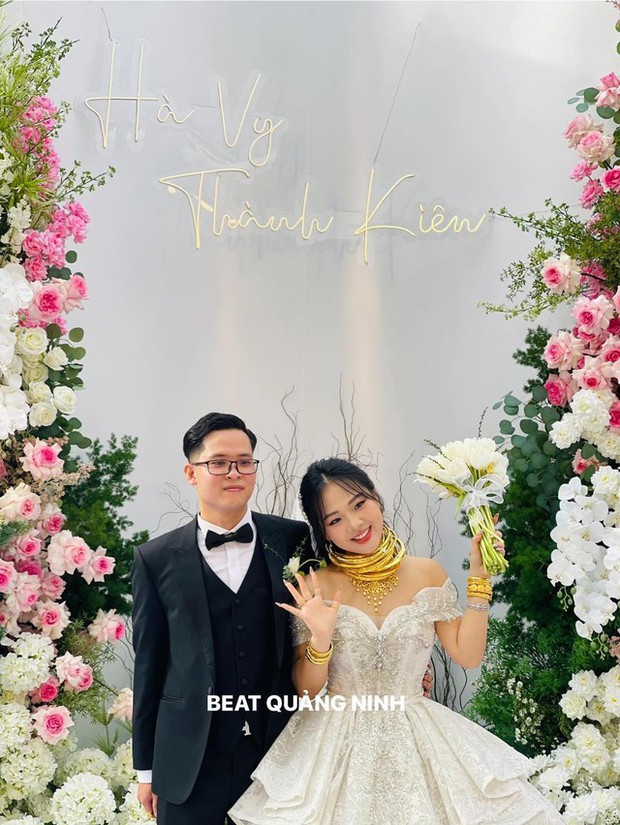 Mâm cỗ cưới 28 triệu của đại gia Quảng Ninh, rạp rộng 1000 mét vuông, cô dâu đeo vàng trĩu cổ - Ảnh 4.