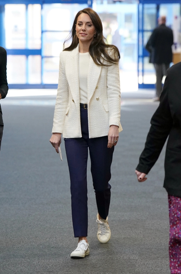 Vương phi Kate Middleton gợi ý 10 cách mặc quần ống đứng chuẩn thanh lịch cho phụ nữ trên 40 tuổi - Ảnh 4.