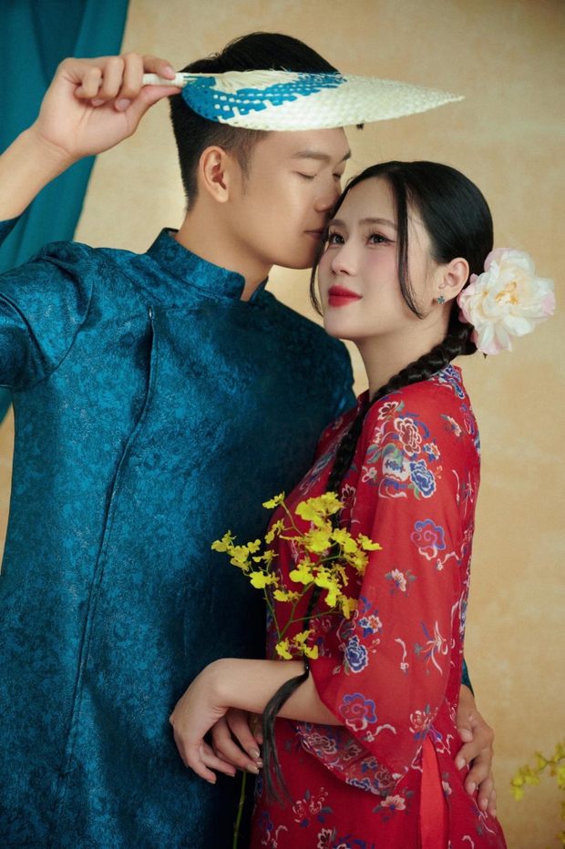 Ngắm trọn bộ ảnh tết nhà Thành Chung và vợ hotgirl Tuyên Quang: Nàng WAG đằm thắm, đúng gái một con trông mòn con mắt - Ảnh 5.