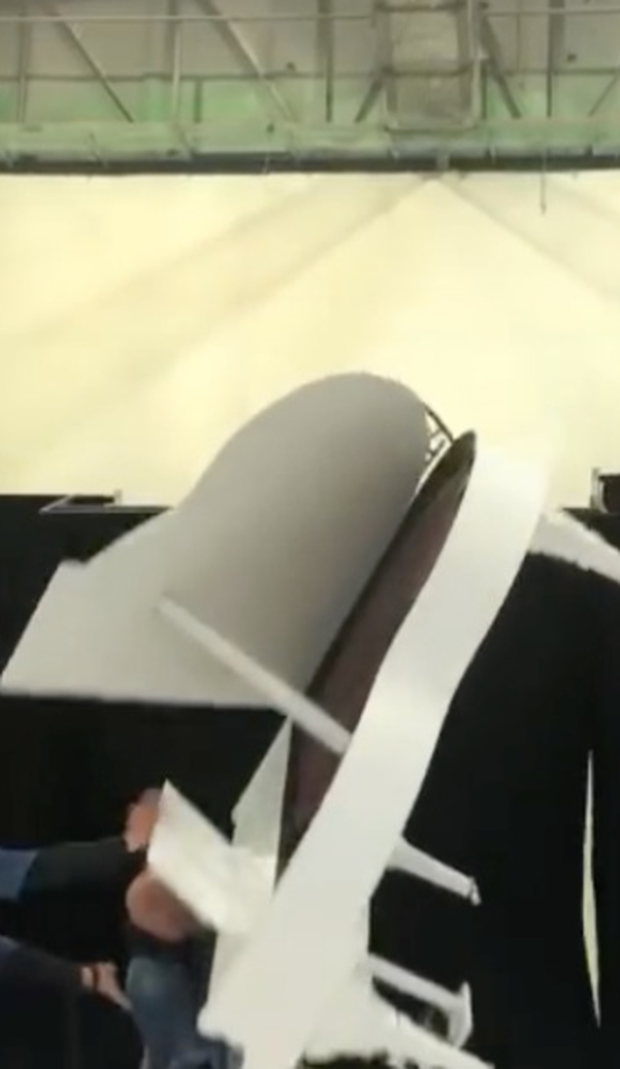 Trương Vệ Kiện bị ngã khi nhào lộn cùng đàn piano trên không - Ảnh 2.