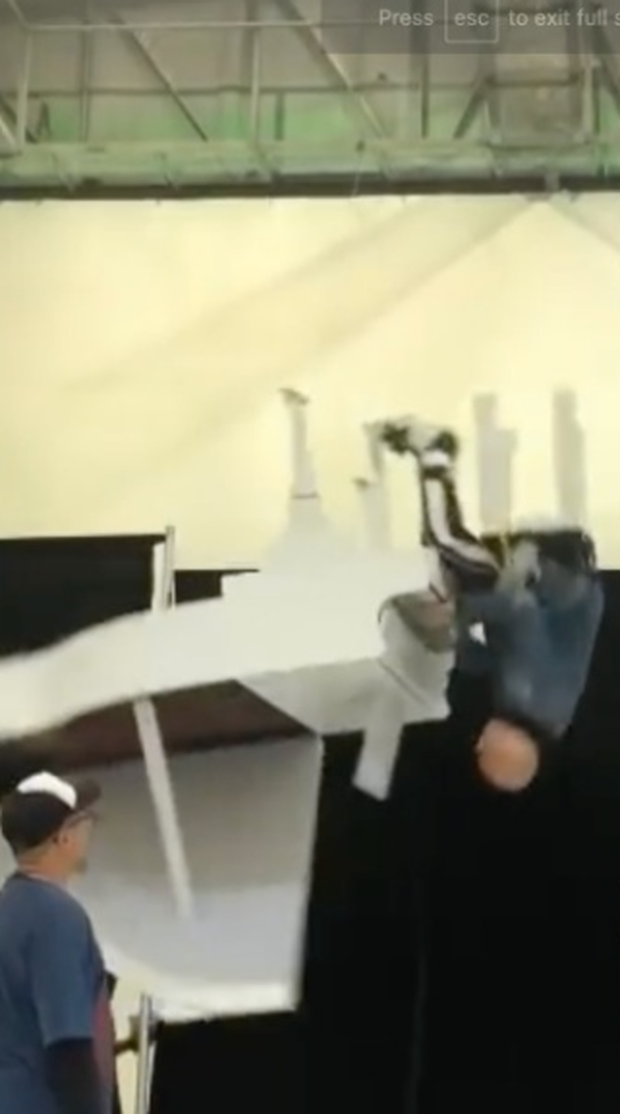 Trương Vệ Kiện bị ngã khi nhào lộn cùng đàn piano trên không - Ảnh 1.