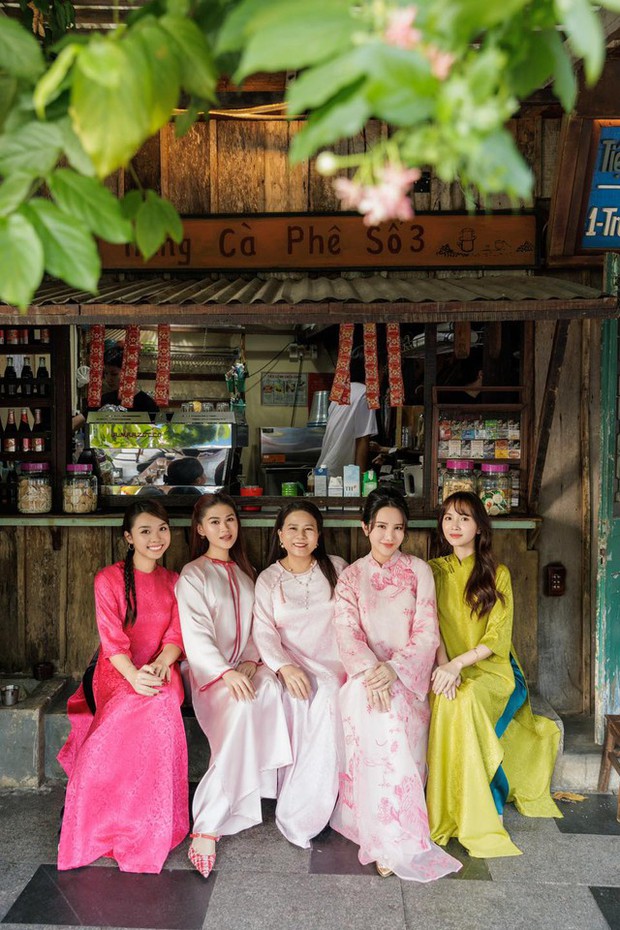 Phu nhân TGĐ Phan Thành xúng xính chụp ảnh áo dài Tết sau 1 tháng sinh con, vóc dáng và visual đỉnh cỡ nào? - Ảnh 3. Phu nhân TGĐ Phan Thành xúng xính chụp ảnh áo dài Tết sau 1 tháng sinh con, vóc dáng và visual đỉnh cỡ nào? - Ảnh 3.