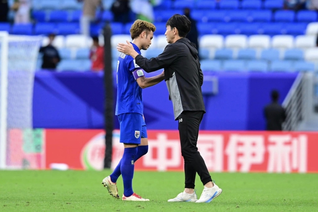 Cầu thủ Thái Lan thất thần sau khi bị loại tiếc nuối tại Asian Cup, HLV lên tiếng xin lỗi người hâm mộ - Ảnh 3.