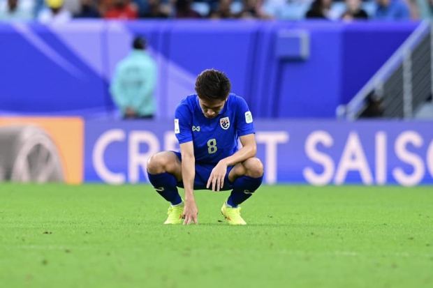 Cầu thủ Thái Lan thất thần sau khi bị loại tiếc nuối tại Asian Cup, HLV lên tiếng xin lỗi người hâm mộ - Ảnh 2.