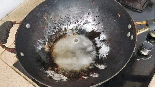 Đầu bếp nhà hàng mách: Nếu đáy nồi bị cháy thì hãy nhỏ một vài giọt này, nồi sẽ trông như mới ngay lập tức - Ảnh 3.