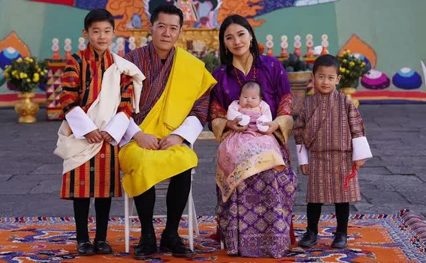 Vợ chồng hoàng hậu vạn người mê của Bhutan đăng ảnh gia đình mừng năm mới, tiểu công chúa 3 tháng tuổi lập tức chiếm spotlight - Ảnh 1.