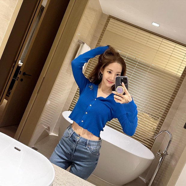 Guu thời trang trẻ trung của park min young ở tuổi 38