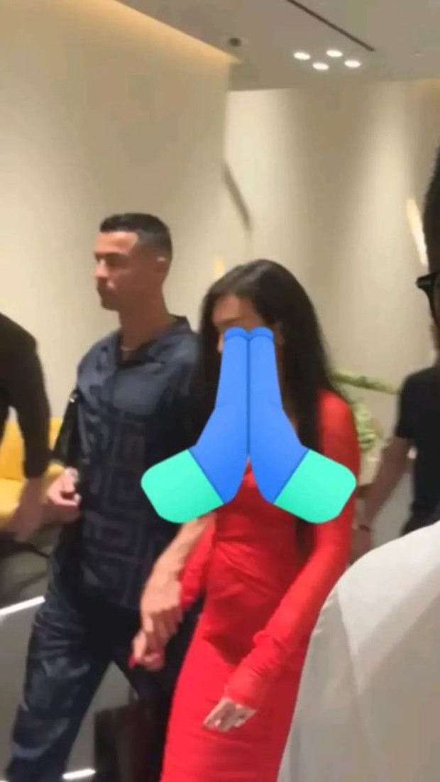 Ronaldo cùng bạn gái Georgina thưởng thức bữa tối tại tòa nhà cao nhất thế giới
