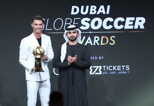Ronaldo kỷ niệm giành giải mà Messi chưa từng sở hữu