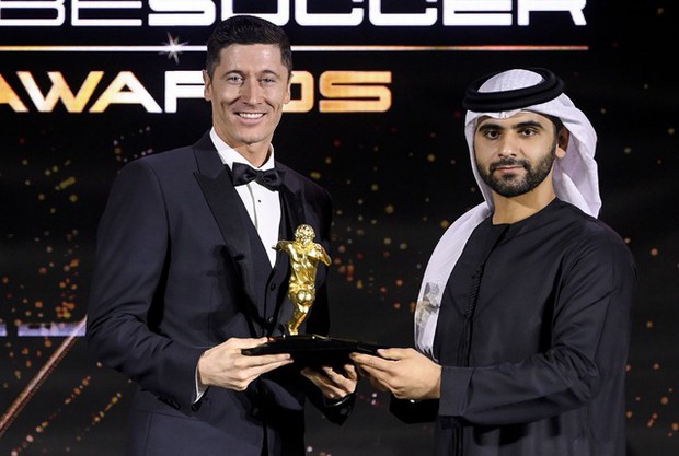 Ronaldo kỷ niệm giành giải mà Messi chưa từng sở hữu