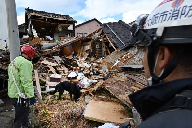 Động đất tại Nhật Bản: Cụ bà 90 tuổi được giải cứu thần kỳ sau gần 5 ngày mắc kẹt dưới đống đổ nát - Ảnh 2.