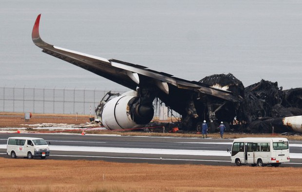 Tiết lộ video dài 8 phút về vụ va chạm máy bay Japan Airlines, 379 người tạo nên cảnh tượng “chỉ có tại Nhật Bản” - Ảnh 3.