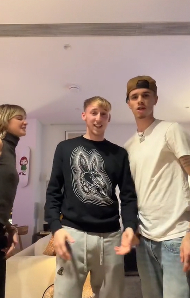 Brooklyn Beckham chuyển đến sống chung với bạn gái người mẫu, rời khỏi biệt thự 960 tỷ