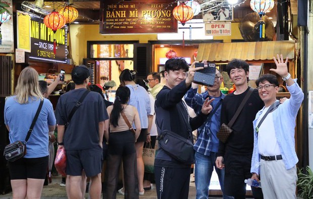 Khách nước ngoài xếp hàng dài chờ mua bánh mì Phượng ở Hội An sau 3 tháng bị đình chỉ - Ảnh 7.