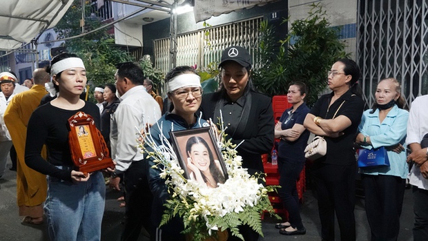 Lễ hoá táng diễn viên Thanh Sói Thanh Hoa: Gia đình đau xót, Lý Hải và nghệ sĩ xuất hiện đưa tiễn