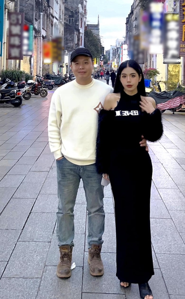 Hôn nhân của Hằng Du Mục và chồng hơn 14 tuổi: Mẹ kế chăm con chồng như con đẻ, cùng gánh vác khi 3 công ty bị phá sản - Ảnh 5. Hôn nhân của Hằng Du Mục và chồng hơn 14 tuổi: Mẹ kế chăm con chồng như con đẻ, cùng gánh vác khi 3 công ty bị phá sản - Ảnh 5.