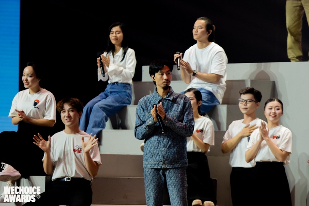 Xem trọn vẹn sân khấu mở màn của Đen Vâu tại WeChoice, xúc động về profle của những người bình thường - Ảnh 5.