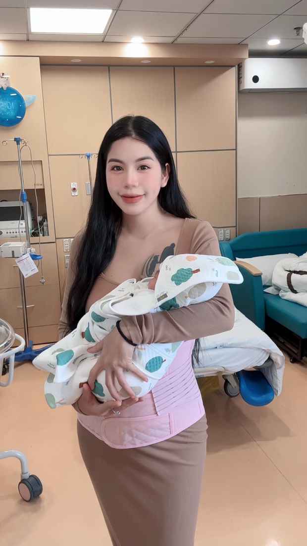 Hôn nhân của Hằng Du Mục và chồng hơn 14 tuổi: Mẹ kế chăm con chồng như con đẻ, cùng gánh vác khi 3 công ty bị phá sản - Ảnh 2. Hôn nhân của Hằng Du Mục và chồng hơn 14 tuổi: Mẹ kế chăm con chồng như con đẻ, cùng gánh vác khi 3 công ty bị phá sản - Ảnh 2.