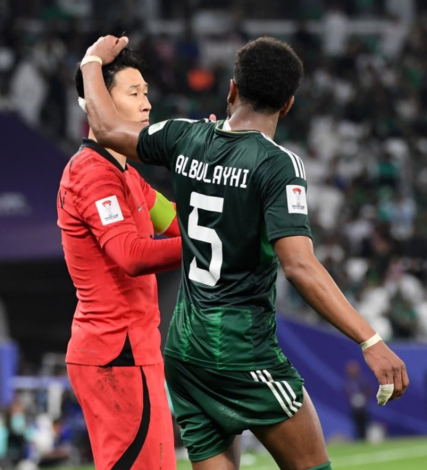 Oppa Son Heung-min có phản ứng nhận được mưa lời khen sau khi bị đối thủ giật tóc ngay tại Asian Cup 2023 - Ảnh 1.