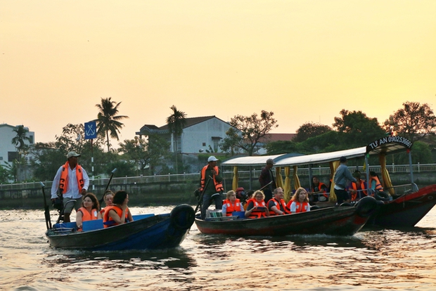 Khách Tây dậy sớm ăn bánh canh, uống cà phê trên chợ nổi, thích thú trải nghiệm không khí Tết miền Tây - Ảnh 8.