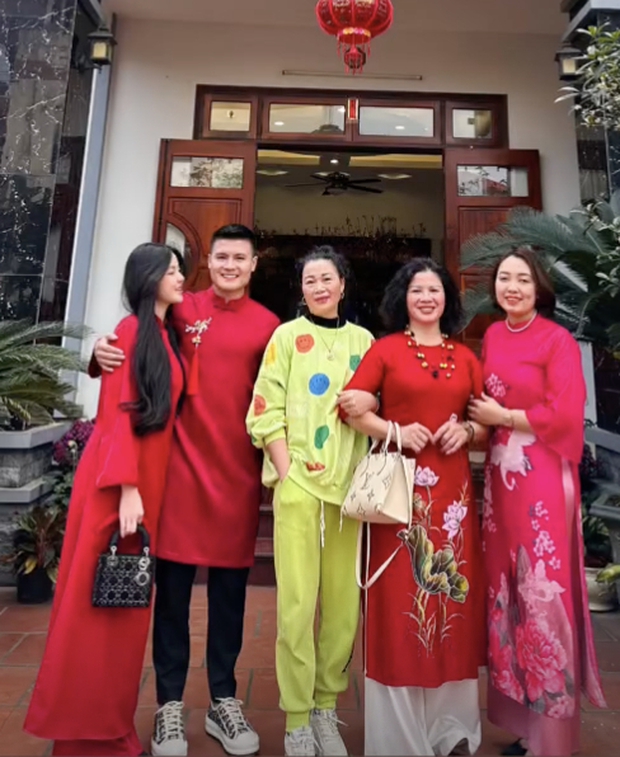 Mùng 1 của hội WAG nổi tiếng ăn tết nhà chồng: Chu Thanh Huyền xách túi hàng hiệu, Hải My dịu dàng, Quỳnh Anh bị dìm dáng - Ảnh 2.