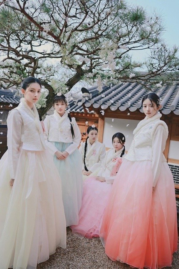 Sao thế giới nô nức đón năm mới: Hanbin diện cả Hanbok và áo dài, Dương Mịch - Lưu Thi Thi cùng dàn mỹ nhân Thái khoe sắc chào xuân - Ảnh 11.