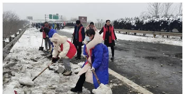 Xuân vận Trung Quốc gian truân vì bão tuyết: Giậm chân tại chỗ trên đường 6 ngày 5 đêm, ăn hết quà Tết vì đói - Ảnh 4.