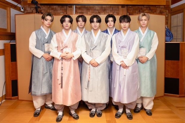 Sao thế giới nô nức đón năm mới: Hanbin diện cả Hanbok và áo dài, Dương Mịch - Lưu Thi Thi cùng dàn mỹ nhân Thái khoe sắc chào xuân - Ảnh 9.