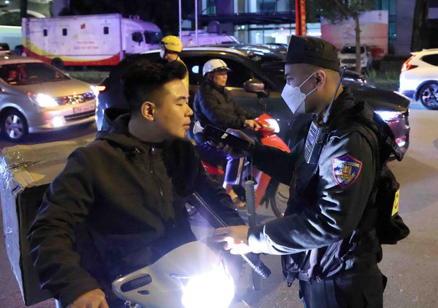 Đêm 30 Tết: CSGT Hà Nội trực 100% quân số, nam thanh niên mang pháo nổ đi chơi bị “tóm gọn” - Ảnh 7.