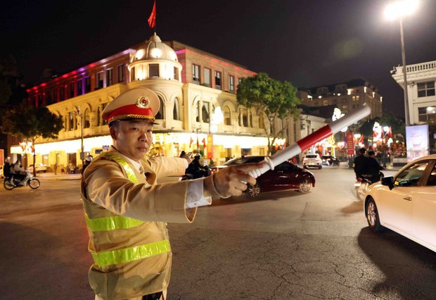 Đêm 30 Tết: CSGT Hà Nội trực 100% quân số, nam thanh niên mang pháo nổ đi chơi bị “tóm gọn” - Ảnh 2.