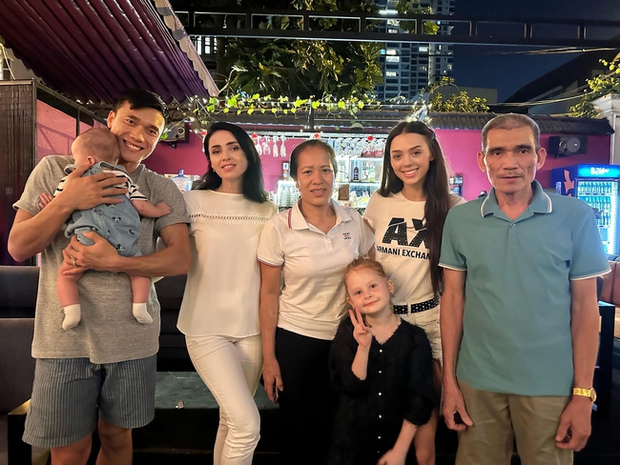 Vợ mẫu tây Bùi Tiến Dũng ăn tết nhà chồng, gọi bố chồng là người dễ thương nhất - Ảnh 2.