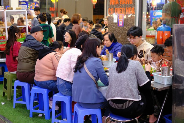 “Biển người” chen chân đi lễ Phủ Tây Hồ, nhiều hàng bánh tôm kiếm bộn tiền trong ngày Tết - Ảnh 9.