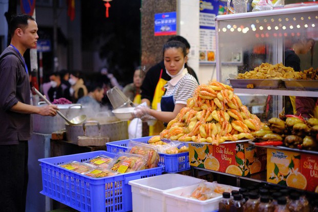 “Biển người” chen chân đi lễ Phủ Tây Hồ, nhiều hàng bánh tôm kiếm bộn tiền trong ngày Tết - Ảnh 8.