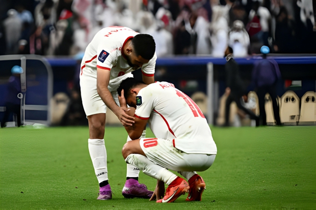 Cầu thủ Jordan đổ gục tiếc nuối khi lỡ chức vô địch Asian Cup, vẫn có hành động cực đẹp với nhà vô địch - Ảnh 5.